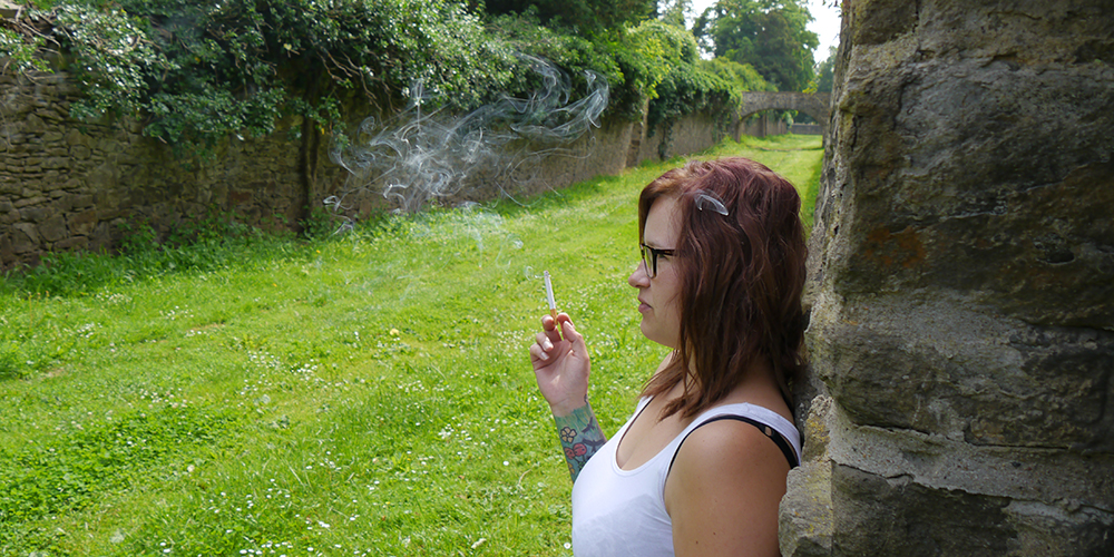 Alicia-Luisa beim rauchen