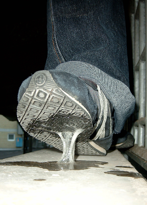 Steffi tritt in ihre Spucke