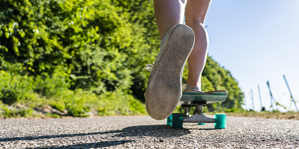 Sandra beim Skateboard fahren